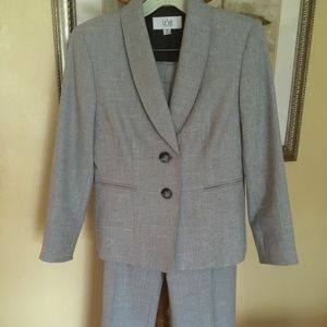 Le Suit 2 Piece, Size 4 Petite